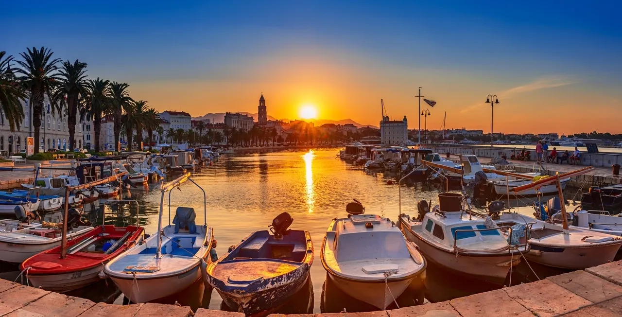 Închiriază casă de vacanță confortabilă în Split – Vedere la mare & Piscină