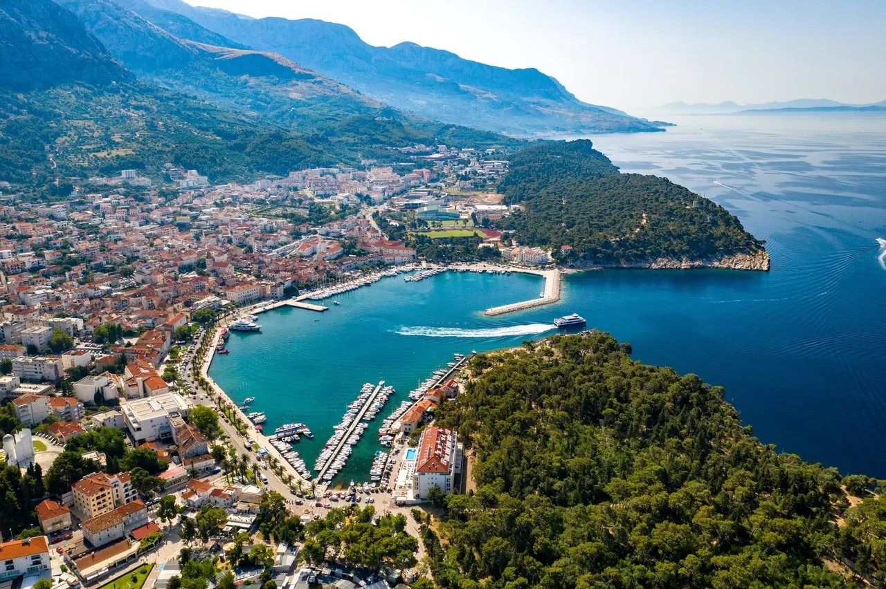 Wynajmij komfortowy dom wakacyjny w Makarska – Widok na morze i basen