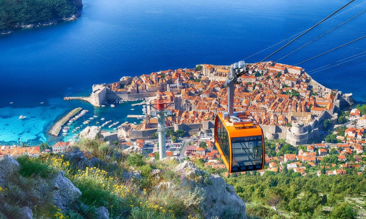 Panorámakilátás Dubrovnik óvárosára, előtérben egy felvonóval