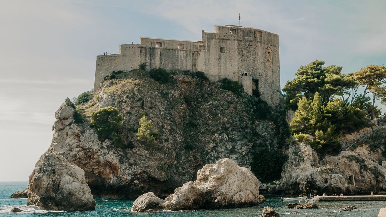 Historische deuren met ronde bogen in de oude stad van Dubrovnik, bekend als decor van de Red Keep in Game of Thrones