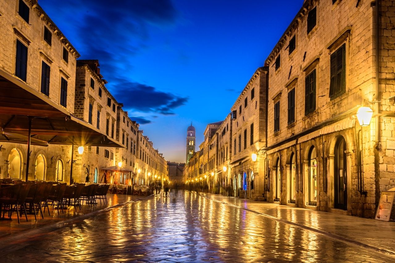 Stradun bei Nacht in Dubrovnik, Kroatien, bekannt als Kulisse für Canto Bight in Star Wars: Die letzten Jedi