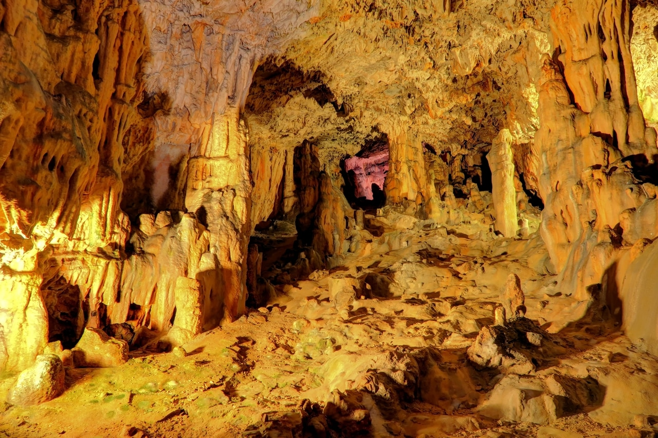 Fascinerende druipsteengrot in Kroatië met indrukwekkende stalagmieten en stalactieten, die in warm licht stralen. De natuurlijke schoonheid van de grot biedt een unieke en mystieke ervaring.