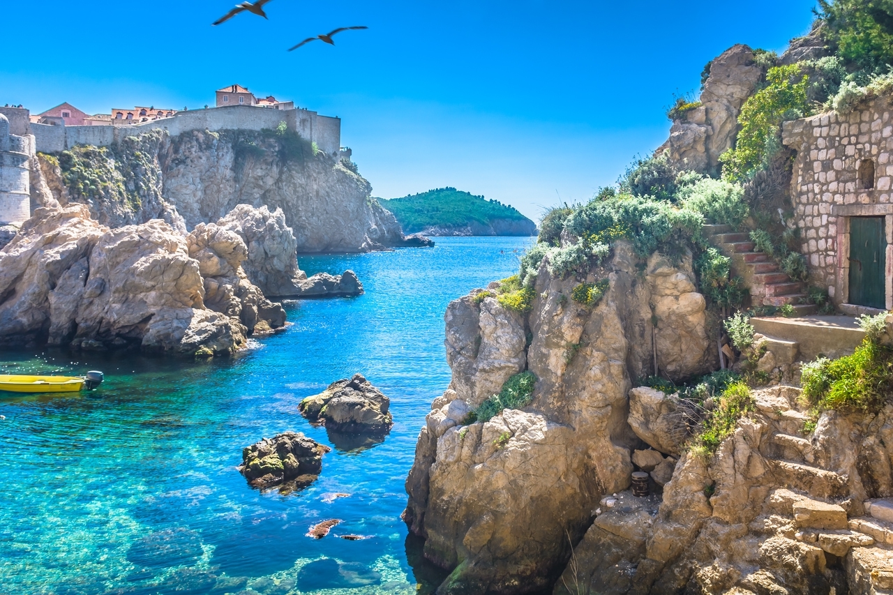 Felsen und kristallklares Wasser vor der Festung Lovrijenac in Dubrovnik